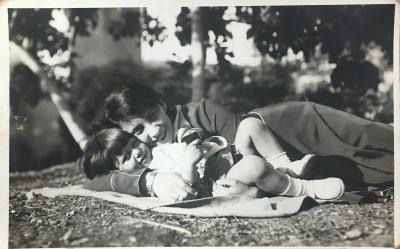 Siyah-beyaz anne çocuk fotoğraf 1950'li Yıllar 13.5 x 9 cm