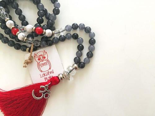 Gri Jade& Havlit Taşı & Om Detaylı 108'lik Mala Gri Jade& Havlit Taşı & Om Detaylı 108'lik Mala