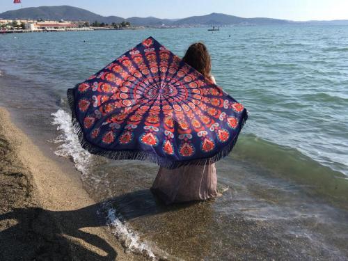 Kırmızı Mandala Plaj Örtüsü Kırmızı Mandala Plaj Örtüsü