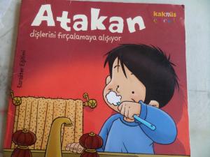 Atakan Dişlerini Fırçalamaya Alışıyor