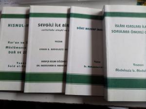 İSLAM ESASLARI İLE İLGİLİ SORULARA ÖNEMLİ CEVAPLAR, HISNUL-MUSLİM, DÖRT MEZHEP İMAMININ İTİKADI,SEVGİLİ İLE BİR GÜN (S.A) / 4 ADET DİNİ KİTAP
