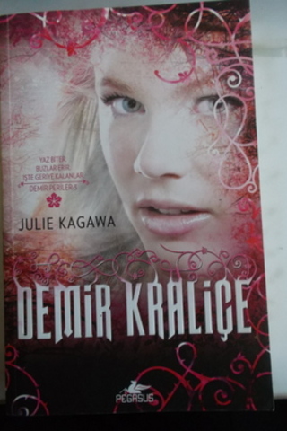 Demir Kraliçe Julie Kagawa