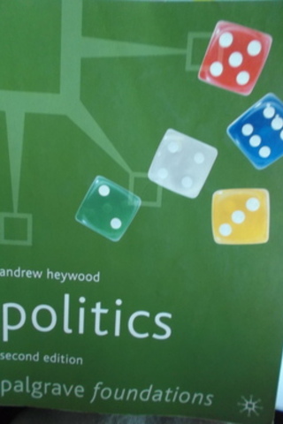 Politics - Second Edition (Palgrave Foundations) Andrew Heywood
