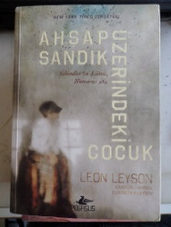 Ahşap Sandık Üzerindeki Çocuk Leon Leyson